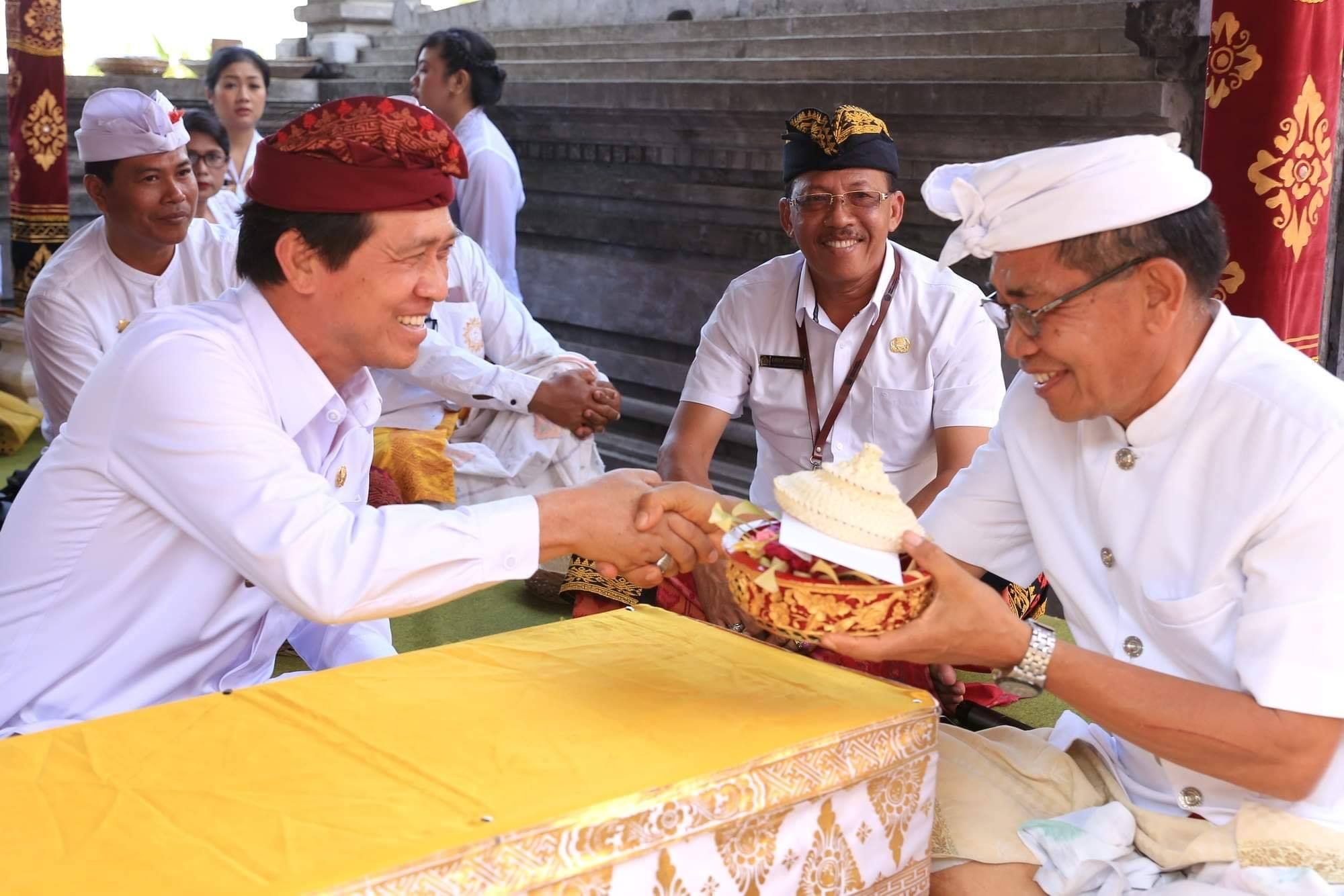 Bupati_Suwirta_Kukuhkan_Awig-awig_Desa_Adat_Sulang_6.jpg