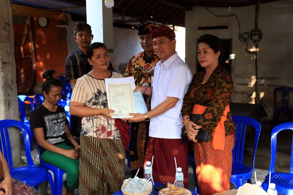 Bupati_Suwirta_Serahkan_Pitra_Bakti_di_Dawan.jpg