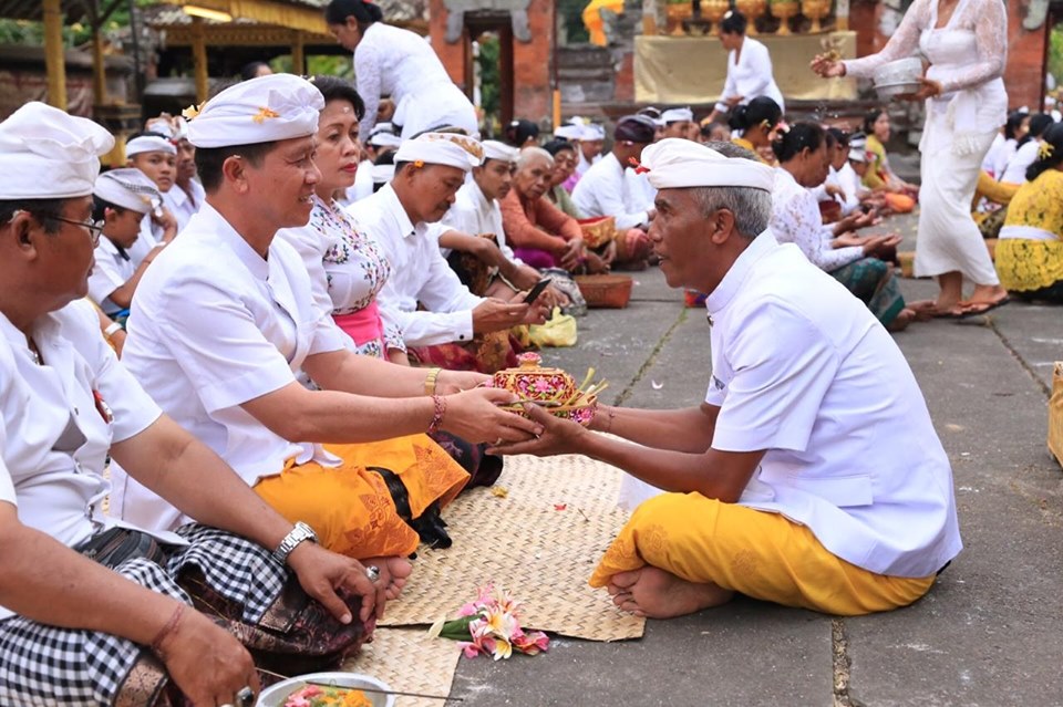 Bupati_sembhyang.jpg