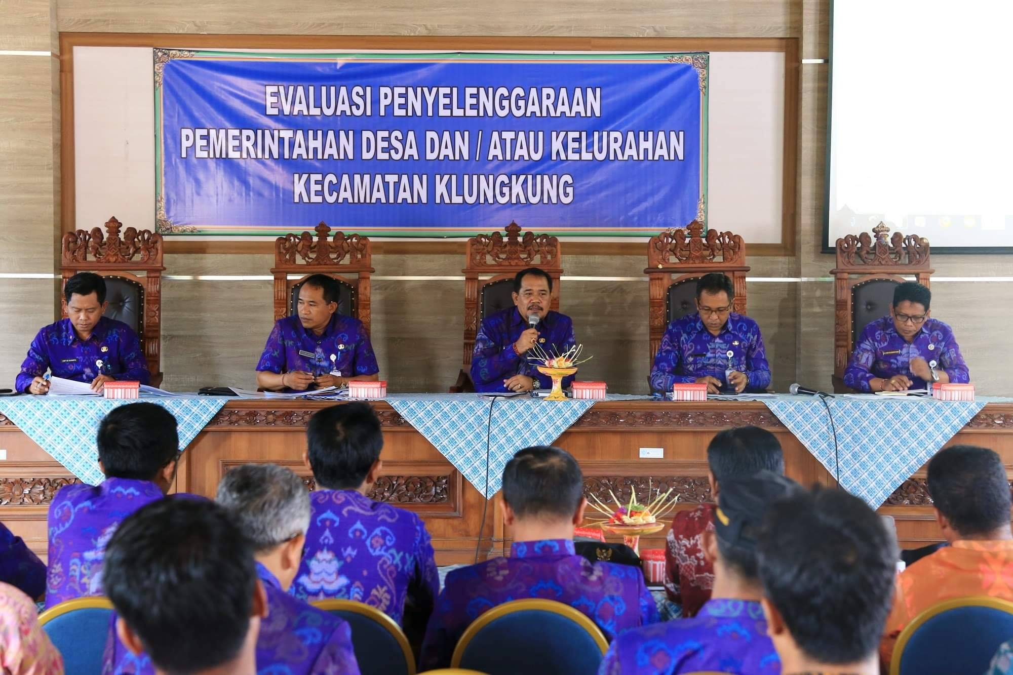 Pimpin_Rapat_Evaluasi_di_Kecamatan_Klungkung_2.jpg