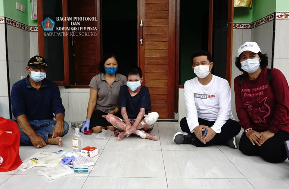 bupati_klk_memberikan_bantuan.jpg