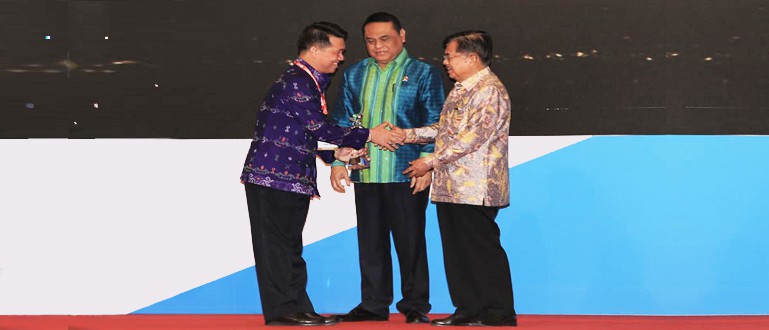 penghargaan_inovasi_Klungkung_oleh_wakil_presiden_RI.jpg