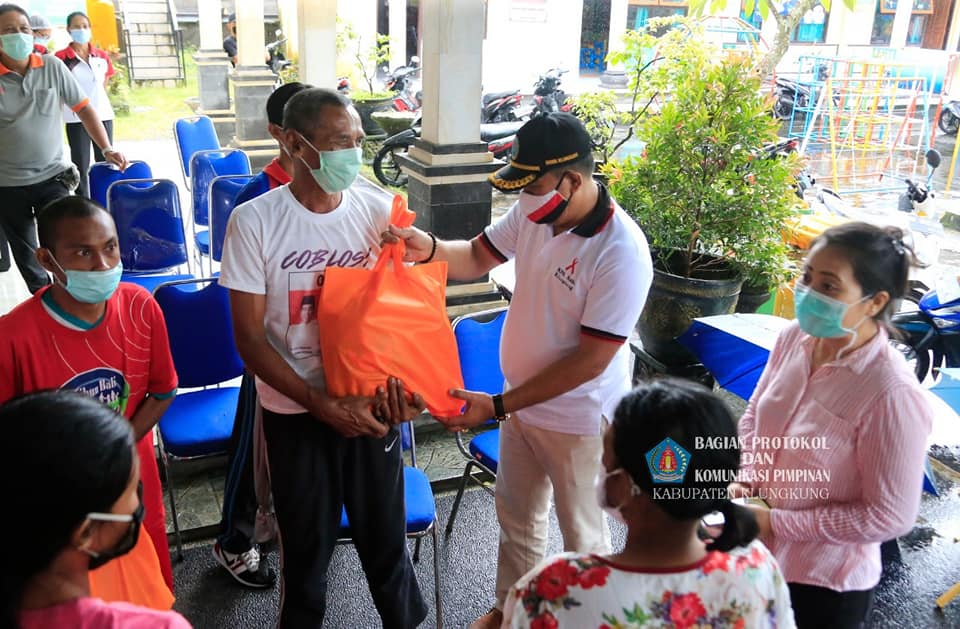 wabup_serahkan_bantuan_disabilitas.jpg