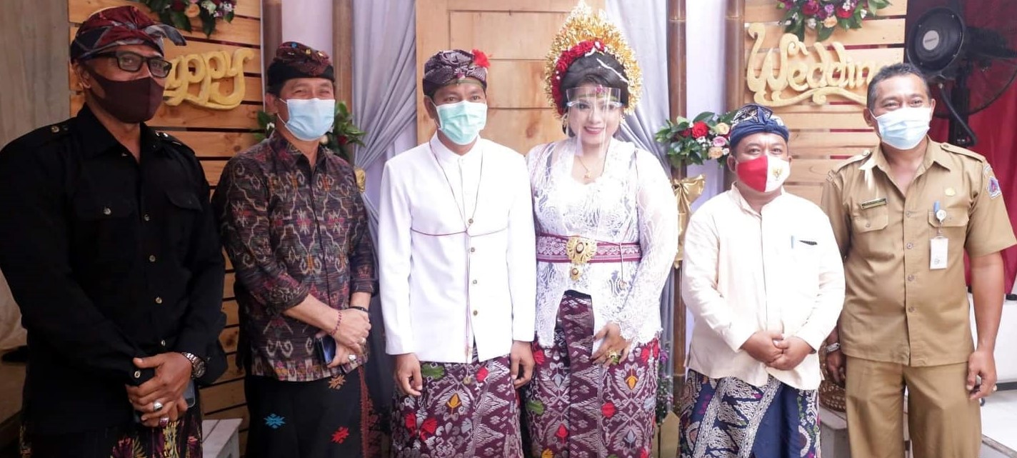 Bupati Klungkung menyerahkan Kawismara