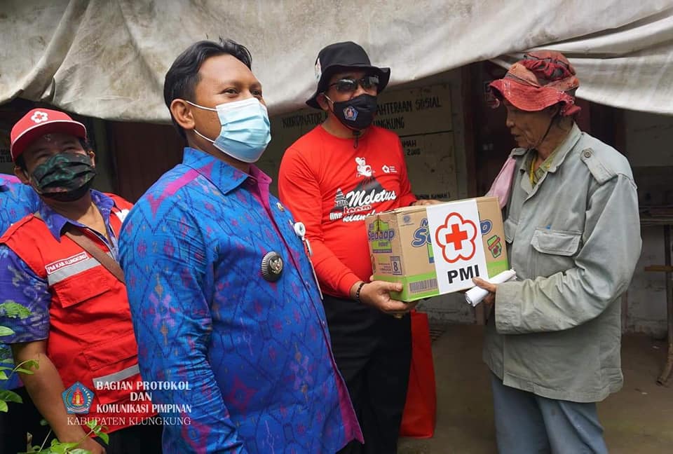 HUT Relawan PMI Wabup Kasta Kembali Serahkan Bantuan