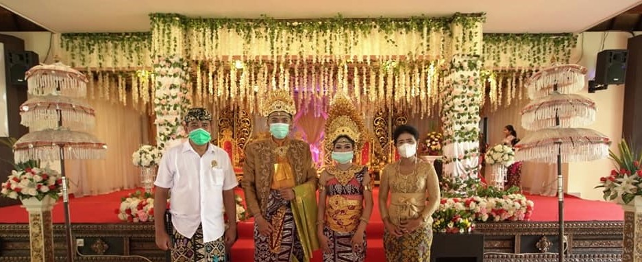Wakil Bupati Klungkung I Made Kasta bersama Ny Sri Kasta menghadiri undangan pernikahan
