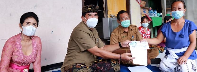 Wakil Bupati Klungkung bersama Ny.Sri Kasta melayat sekaligus menyerahkan Pitra Bakti