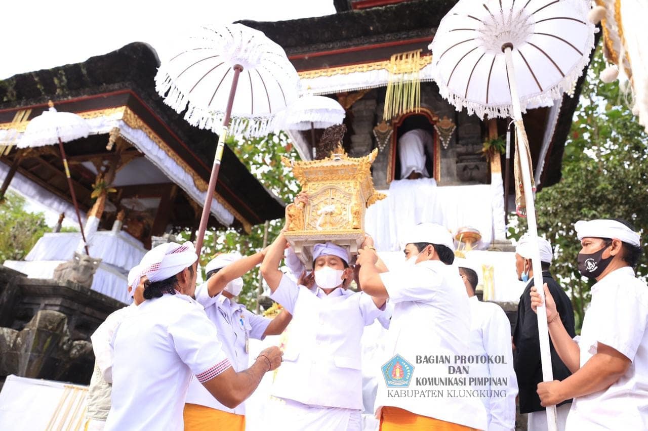 Upacara Nedunang Ida Bhatara Pura Gelap menuju Pura Penataran Agung Besakih
