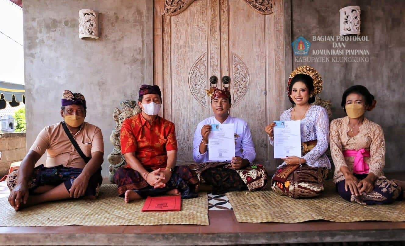 Bupati Klungkung menghadiri undangan pernikahan sekaligus menyerahkan \