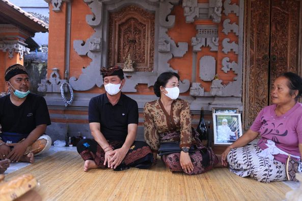 Bupati Klungkung bersama Ny. Ayu Suwirta melayat sekaligus menyerahkan (Pitra Bakti)
