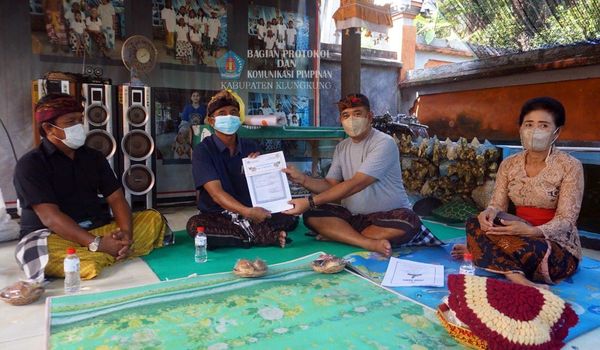 Wakil Bupati Klungkung didampingi Ny. Sri Kasta melayat sekaligus menyerahkan (Pitra Bakti).