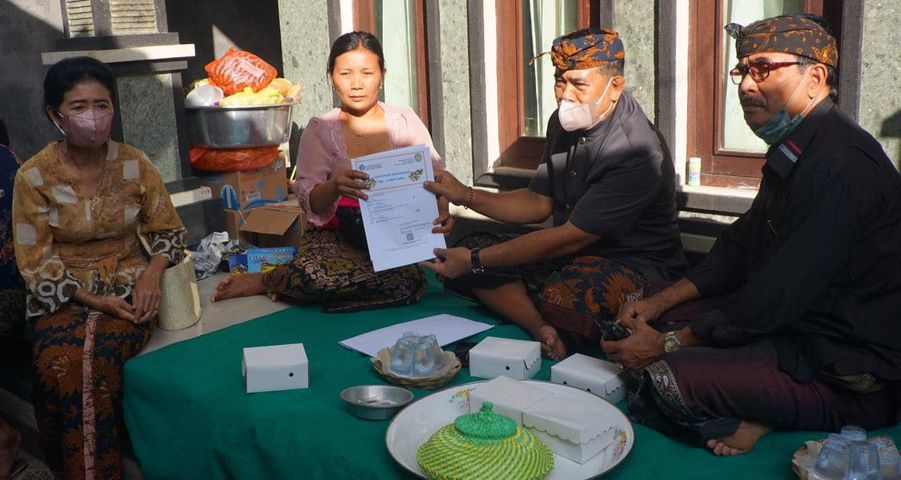 Wakil Bupati Klungkung, bersama Ny. Sri Kasta melayat sekaligus Menyerahkan Pitra Bakti