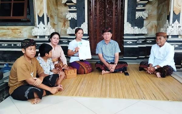 Bupati Klungkung, I Nyoman Suwirta bersama Ny. Ayu Suwirta melayat sekaligus menyerahkan Pitra Bakti
