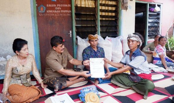 Wabup Kasta Serahkan Pitra Bakti di Desa Akah