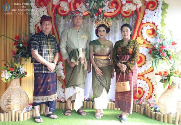 Hadiri Undangan Pernikahan, Bupati Suwirta Serahkan \