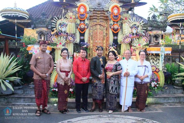 Bupati Klungkung, I Nyoman Suwirta menghadiri undangan resepsi pernikahan