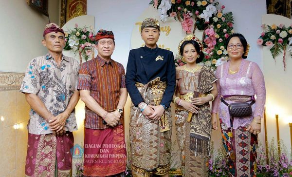 Bupati I Nyoman Suwirta menghadiri undangan pernikahan sekaligus menyerahkan akta perkawinan