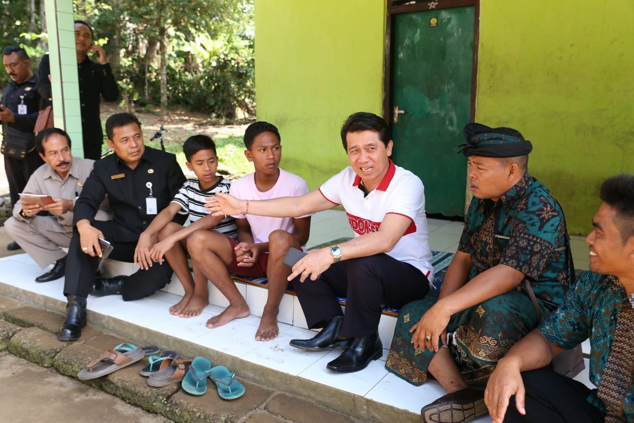 Bupati Suwirta Kunjungi Bocah Viral Asal Payungan, Untuk Merubah Nasib Tergantung Niat Diri Sendiri