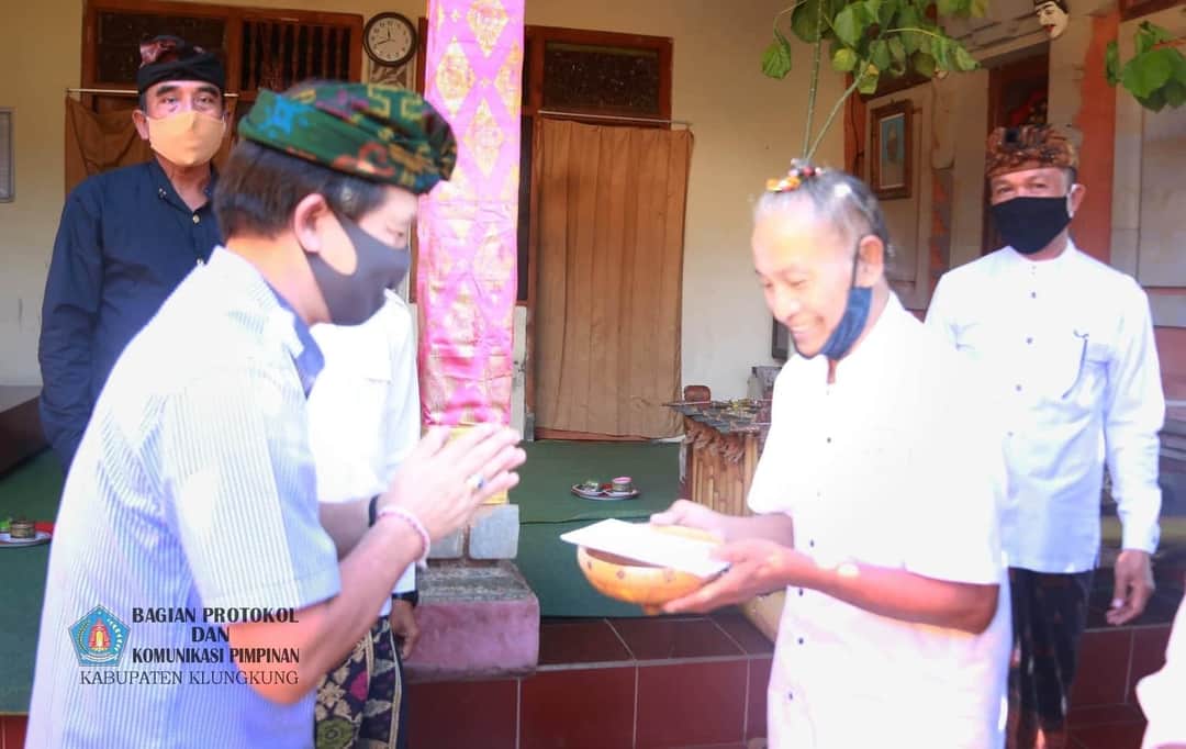 Melayat ke Rumah Duka